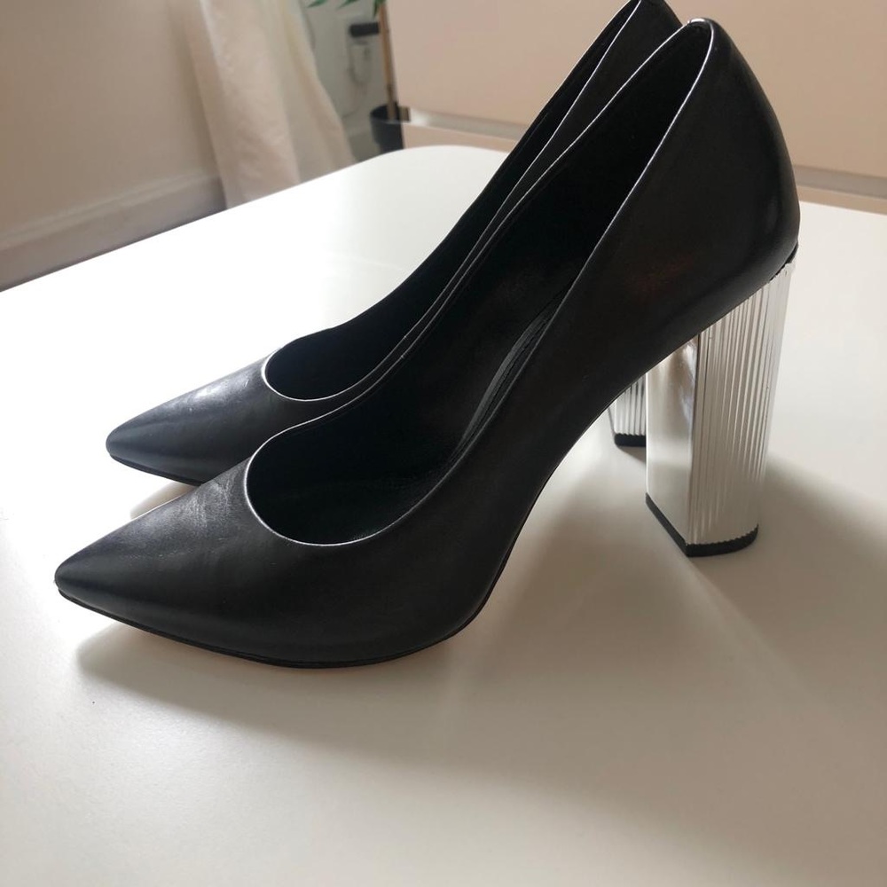 🌟Sale! Michael Kors pointy toe silver tone heel. - Picture 1 of 5